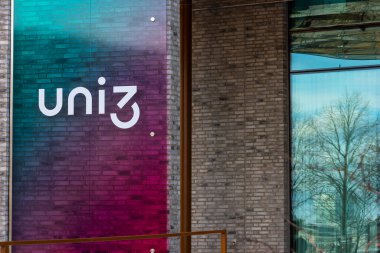 Göteborg, İsveç - 03 Nisan 2022: Bir ofis binasının girişinde Uni3 logosu.