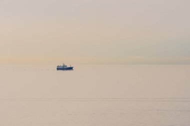 Lindesnes, Norveç - 16 Nisan 2022: Neredeyse 90 metre uzunluğunda bir balıkçı teknesi HG 264 Ruth sakin denizlerde Lindesnes Fyr 'i geçiyor.