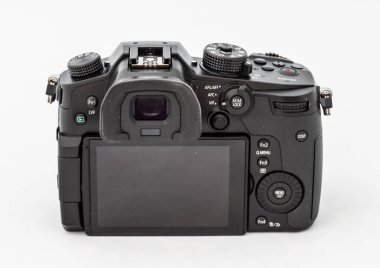 Göteborg, İsveç - 21 Mayıs 2022: Panasonic GH5 aynasız dijital kamera gövdesinin stüdyo ürünü fotoğrafı.