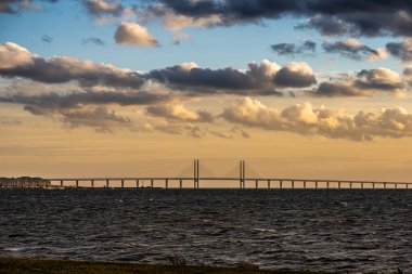 Malmö, İsveç - 09 Temmuz 2022: Malmö 'deki Vastra Hamnen' den izlenen oresund köprüsü.