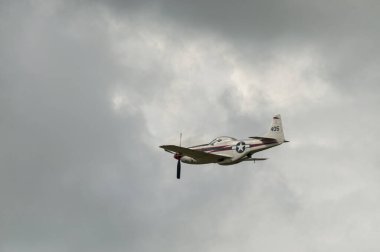 Göteborg, İsveç - 29 Ağustos 2009: Kuzey Amerika Havacılık P-51D Mustang SE-BIL Goteborg Aero Show 'da sergi açtı.