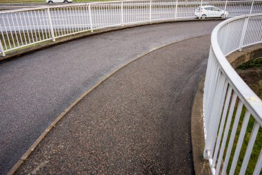 Bir otoyolun üzerinde spiral bisiklet rampası.