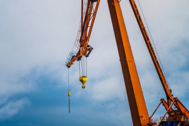 Büyük bir rıhtım vincinin detayları.