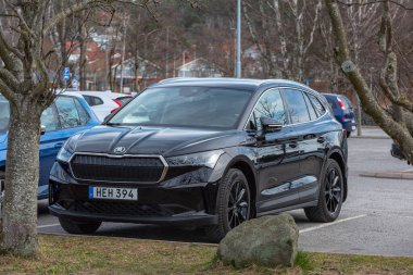 Göteborg, İsveç - 27 Mart 2022: Otoparkta siyah Skoda Enyaq elektrikli araba.