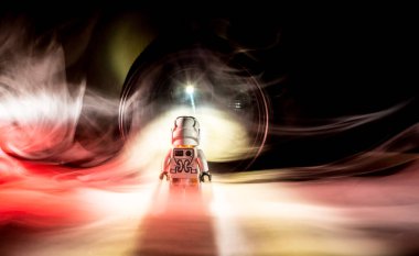 Göteborg, İsveç - 04 Ekim 2017: Oyuncak çocuk bir ışık ve dumana bakıyor..