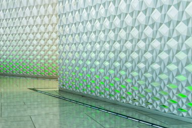 Oslo, Norveç - 19 Temmuz 2014: Yeşil ve beyaz bir duvarın soyut dokusu. Yerde yansımalar var...