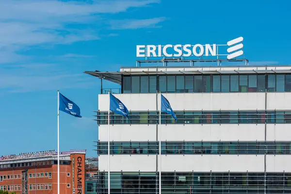 Göteborg, İsveç - 06 Ağustos 2020: Ericsson logosu ve bayrakları Lindholmen ofisinde.