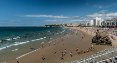 Biarritz, Fransa - 28 Temmuz 2016: Yazın Grand Plage plajına bakın.