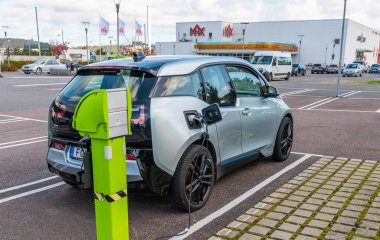 Göteborg, İsveç - 09 Ekim 2020: BMW i3 hibrit araba şarj istasyonunda.