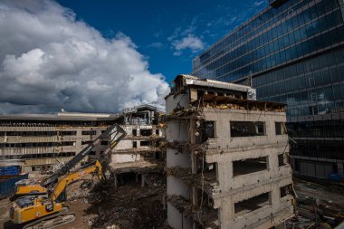 Gothenburg, İsveç - 16 Ağustos 2021: Eski bir ofis binasının yıkılması.