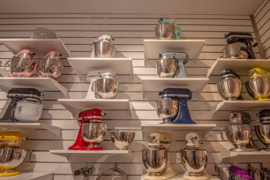 Göteborg, İsveç - 24 Ekim 2021: Mutfak Yardım Mutfak Makineleri bir dükkanda sergileniyor.