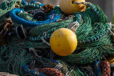 Balıkçı teknesinin zincirleri ve ipleri..