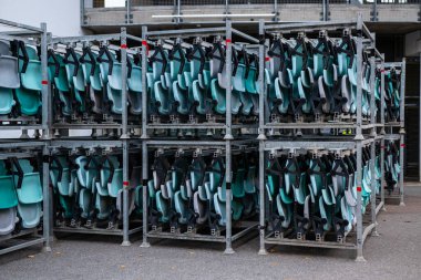 Stadyum sandalyeleri bakım için kaldırıldı.