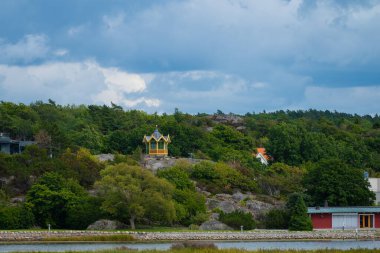 Denize bakan küçük bir pavyon.