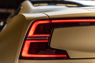 Göteborg, İsveç - Aralık 05 2021: Altın kutup yıldızı 1 hibrid elektrikli spor arabanın arkası.