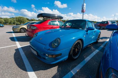 Stenungsund, İsveç - 17 Ağustos 2013: Blue Porsche 993 Bir otoparkta.
