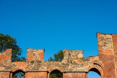 Parktaki eski şato harabeleri.