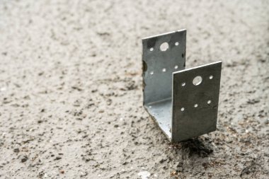 Metal kiriş betona sabitlendi.