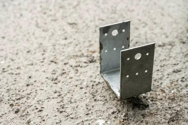 Metal kiriş betona sabitlendi.