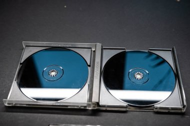 Göteborg, İsveç - 10 Aralık 2023: Playstation oyun disklerinin arkası.