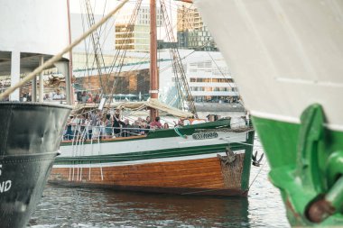 Oslo, Norveç - 19 Temmuz 2014: Johanna yelkenli teknesi turistleri gezintiye çıkarıyor.