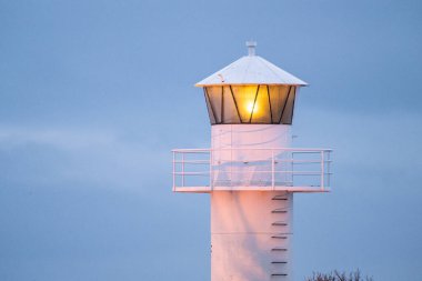 Limanın yanındaki küçük beyaz deniz feneri..