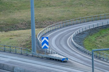 Dar bir virajla yol kavşağı.