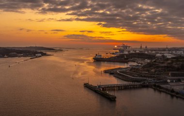 Göteborg, İsveç - 04 Mart 2024: Göteborg Limanı üzerinde güneş batıyor.