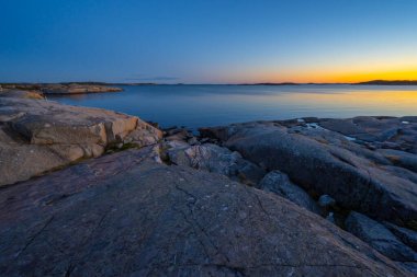 Granit kayalıkların gece fotoğrafı.
