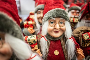 Mağazadaki kadın Noel Baba Maddesi.