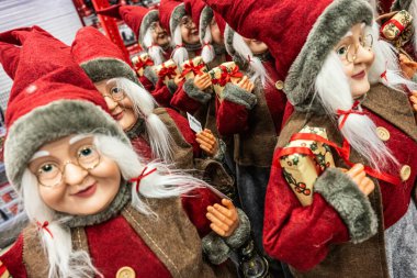 Mağazadaki kadın Noel Baba Maddesi.