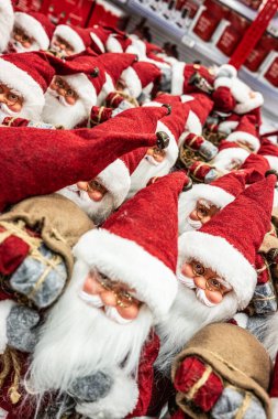 Bir dükkanda Noel Baba Noel süsleri.