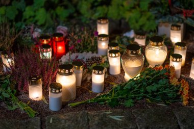 Azizler arifesinde mezarlıkta mumlar....