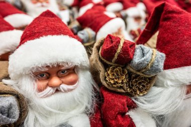 Bir dükkanda Noel Baba Noel süsleri.