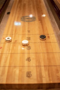 Shuflleboard oyunu oynuyorum.