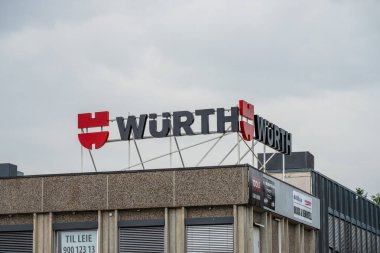 Kjeller, Norveç - 18 Haziran 2023: Çatıdaki Wurth logosu.
