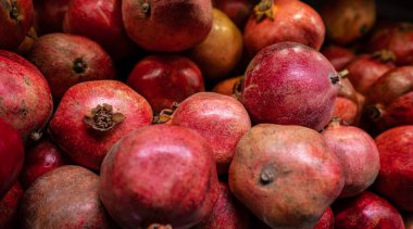 Bir dükkanda nar yığını.