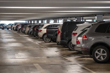 Göteborg, İsveç - 11 Şubat 2024: Otoparkta uzun sıra monokrom arabalar.