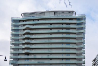 Tüm cephe boyunca balkonları olan büyük bir apartman..