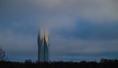 Göteborg, İsveç - 20 Şubat 2024: Karlatornet 'in üst katlarını gizleyen alçak bulutlar.