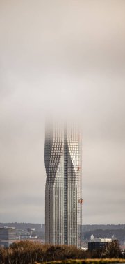 Göteborg, İsveç - 20 Şubat 2024: Karlatornet 'in üst katlarını gizleyen alçak bulutlar.