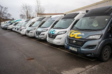 Göteborg, İsveç - 25 Şubat 2024: Otoparkta uzun bir sıra yol sörfçüsü minibüsü.