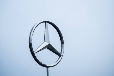 Gothenburg, İsveç - Mart 01 2024: Mercedes-Benz yıldızı bir otomobil galerisi üzerinde dönüyor.