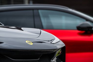 Göteborg, İsveç - 01 Mart 2024: Siyah ve kırmızı 2024 Lotus Eletre elektrikli SUV sergilenmektedir.