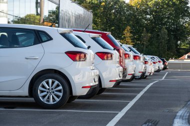 Göteborg, İsveç - 15 Ekim 2023: Çatı katındaki bir otomobil güvertesine park edilmiş uzun bir sıra araba.