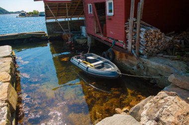 Kayıkhanenin yanındaki küçük plastik tekne..