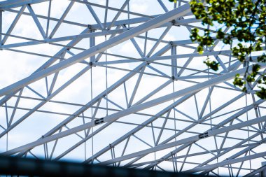 İnşaat alanında çelik çatı kirişleri.