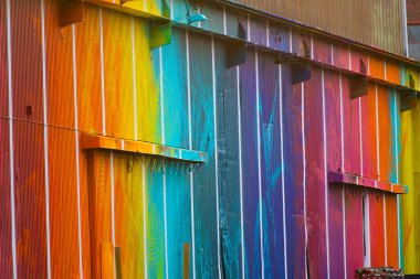 Gökkuşağı rengi büyük bir deponun portunu boyadı.