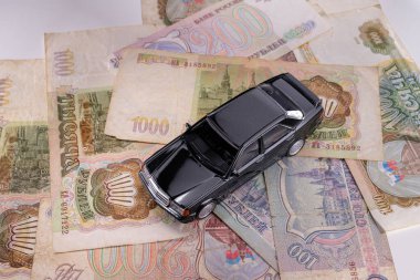 Rus rublesi banknotları üzerinde siyah araba..