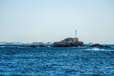 Dalgalı denizlerde iki skerry.